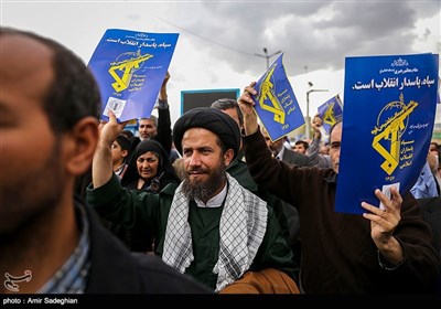 راهپیمایی نمازگزاران نماز جمعه در حمایت از سپاه در شیراز