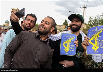 راهپیمایی نمازگزاران نماز جمعه در حمایت از سپاه در شیراز