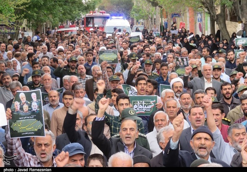 مردم استان مرکزی در حمایت از بیانیه شورای عالی امنیت ملی راهپیمایی می‌کنند