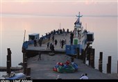 حضور گردشگران از اقصی نقاط ایران در کنار دریاچه ارومیه + فیلم