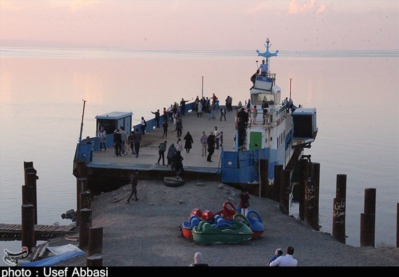 حضور گردشگران از اقصی نقاط ایران در کنار دریاچه ارومیه + فیلم