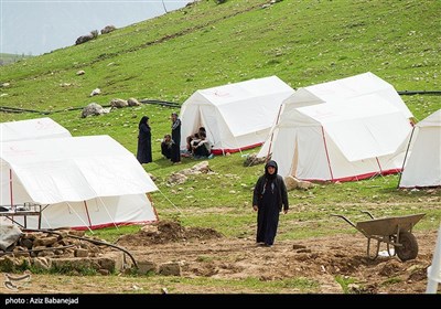 زندگی اهالی روستای سیل زده شاهیوند در چادر های هلال احمر- پلدختر