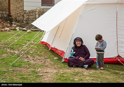 زندگی اهالی روستای سیل زده شاهیوند در چادر های هلال احمر- پلدختر