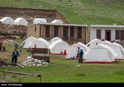 زندگی اهالی روستای سیل زده شاهیوند در چادر های هلال احمر- پلدختر