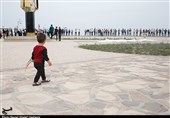 بوشهری‌ها در حمایت از سپاه در کنار آب‌های خلیج فارس زنجیره انسانی تشکیل دادند+تصاویر