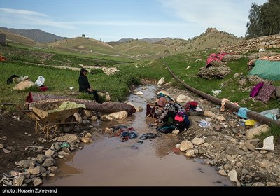 تعدادی از بانوان روستای دمرود علیا لباسهایشان را در رودخانه می شویند