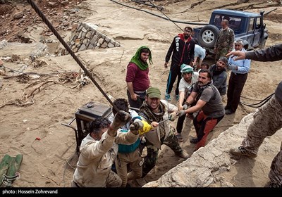 نیروهای یگان ویژه فاتحین در حال نصب تیرول و لوله انتقال آب بر رودخانه کرخه بین دو روستای زورانتل و برگلان سوخته از توابع بخش معمولان شهرستان پل‌دختر هستند که پل این روستاها بر اثر سیل نابود شده اشت. (تیرول روش عبور عرضی در ارتفاع یا اماکنی است که تنها راه رسیدن از یک نقطه به نقطه دیگر آن بستن یک یا چند رشته طناب یا سیم بکسل بین دو نقطه است)