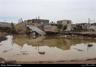  تخریب خانه های حاشیه رودخانه انتهای پل هفتم تیر در روستای سیل زده پلدختر لرستان 