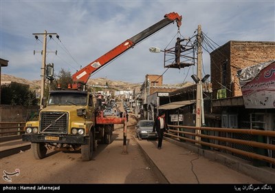 تعمیر تیر چراغ برق پل شهدای دولت از مناطق سیل زده پلدختر در استان لرستان