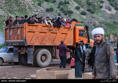 انتقال مردم سیل زده روستای بابازید پلدختر استان لرستان به مناطق امن