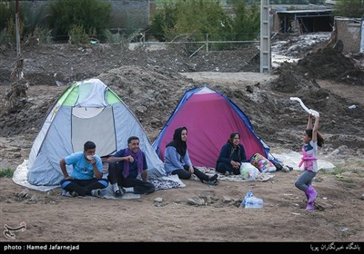 برپایی چادر توسط مردم سیل زده روستای بابازید پلدختر استان لرستان