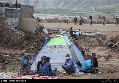 برپایی چادر توسط مردم سیل زده روستای بابازید پلدختر استان لرستان