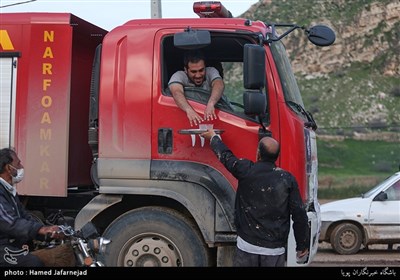 پذیرایی با شربت توسط مردم سیل زده روستای بابازید پلدختر استان لرستان از امدادگران آتش نشان