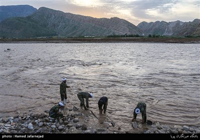 شست و شوی بیل های جهادگران طلاب در آب رودخانه روستای بابازید پلدختر استان لرستان