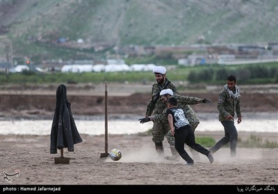 بازی فوتبال جمعی از طلاب جهادگر با کودکان سیل زده روستای بابازید پلدختر استان لرستان