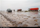خوزستان| حاشیه جاده آبادان ــ ماهشهر مملو از آب است؛ ضرورت رعایت رانندگان