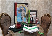 عصر شعر و خاطره در منزل شهید مدافع حرم اردبیل«علی آقایی» برگزار شد