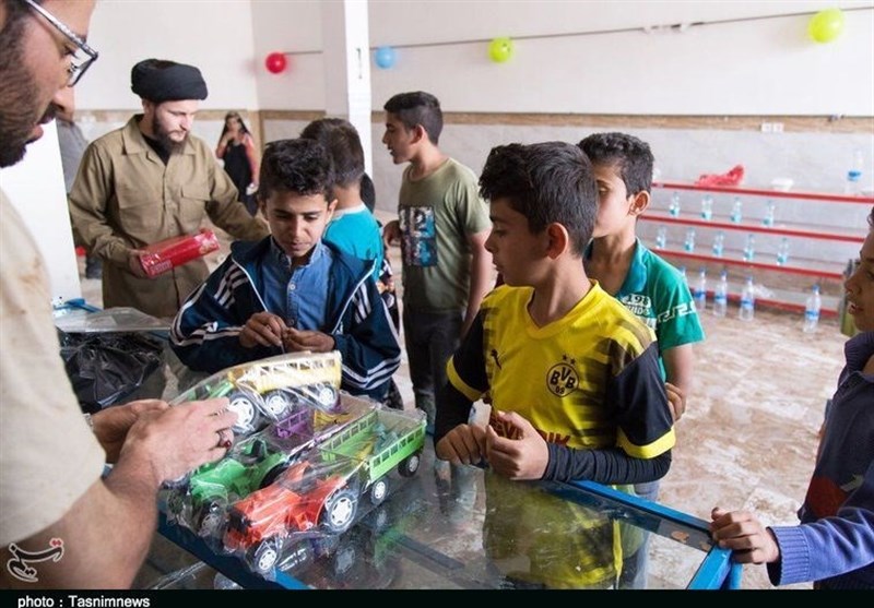 کاروان بهار مهربانی در 5 مسیر سیل‌زده خوزستان اقلام فرهنگی توزیع می‌کند