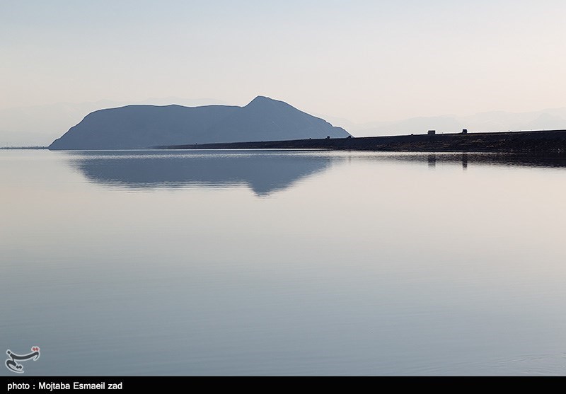 خاکریز ‌11 کیلومتر‌ی که دریاچه ارومیه را خشک می‌کند