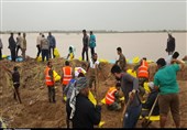 اهواز| 400 بسیجی حوزه مقاومت شهید تندگویان به کمک سیل‌زدگان شتافتند + تصویر