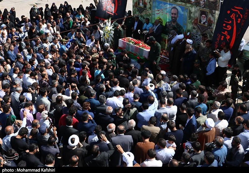 خوزستان| پیکر پاک شهید مدافع حرم &quot;علی سعد&quot; بر روی شانه‌های مردم دزفول تشییع شد+ تصاویر