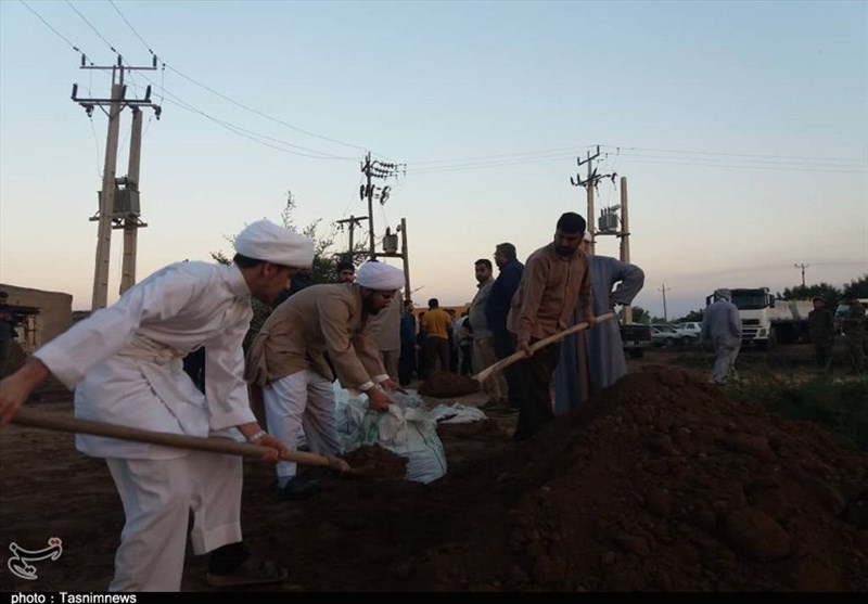 جلوه‌ای از اقدامات جهادی طلاب و روحانیون در کمک‌رسانی به سیل‌زدگان خوزستان+تصویر