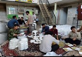 همت جهادی جوانان بسیجی اهواز در پخت غذا ویژه سیل‌زدگان+تصویر