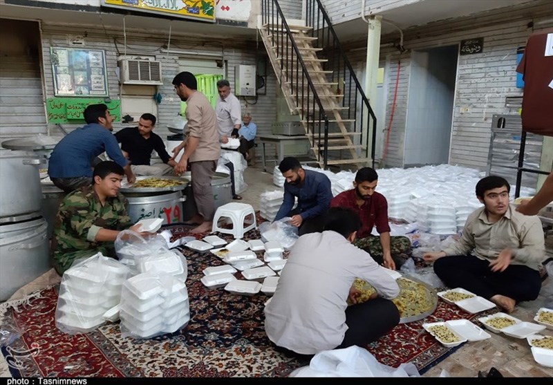 همت جهادی جوانان بسیجی اهواز در پخت غذا ویژه سیل‌زدگان+تصویر