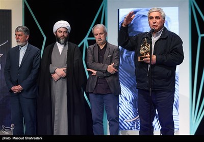 ابراهیم حاتمی کیا نویسنده و کارگردان سینمای ایران در آیین اختتامیه هفته هنر انقلاب اسلامی