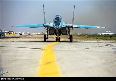 مقاتلات ایرانیة الصنع تقوم باستعراض جوی فی سماء طهران