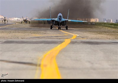 مقاتلات ایرانیة الصنع تقوم باستعراض جوی فی سماء طهران