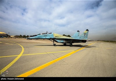 مقاتلات ایرانیة الصنع تقوم باستعراض جوی فی سماء طهران