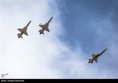 مقاتلات ایرانیة الصنع تقوم باستعراض جوی فی سماء طهران