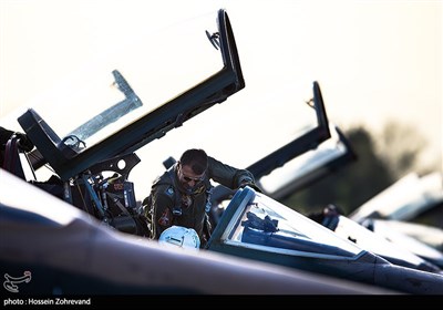 مقاتلات ایرانیة الصنع تقوم باستعراض جوی فی سماء طهران