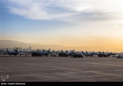 مقاتلات ایرانیة الصنع تقوم باستعراض جوی فی سماء طهران