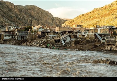 تخریب خانه های حاشیه رودخانه در روستای سیل زده معمولان پلدختر لرستان