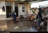 شست و شوی خانه ها از گل و لای بجامانده از سیل در روستای سیل زده معمولان پلدختر در لرستان