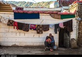 شست و شوی و سایل و لباس های مردم روستای سیل زده معمولان پلدختر در لرستان