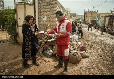 ثبت اطلاعات خانوارها و خانه های سیل زده شهرستان پلدختر توسط امدادگران هلال احمر دراستان لرستان 