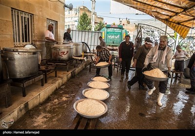 طبخ غذا توسط جهادگران بسیجی و مردمی برای مردم سیل زده شهرستان پلدختر-استان لرستان