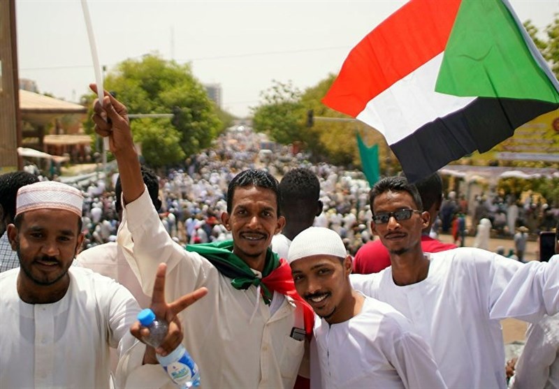 عشرات السودانیین یغلقون شارعاً رئیسیاً فی الخرطوم احتجاجاً على قرارات المجلس العسکری