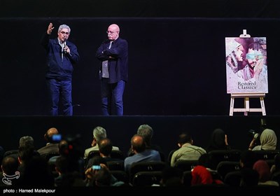 هوشنگ گلمکانی منتقد و ابراهیم حاتمی‌کیا در مراسم افتتاحیه سی‌وهفتمین جشنواره جهانی فیلم فجر