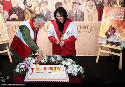 بریدن کیک افتتاح سی‌وهفتمین جشنواره جهانی فیلم فجر توسط رضا کیانیان