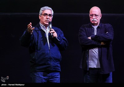 هوشنگ گلمکانی منتقد و ابراهیم حاتمی‌کیا در مراسم افتتاحیه سی‌وهفتمین جشنواره جهانی فیلم فجر