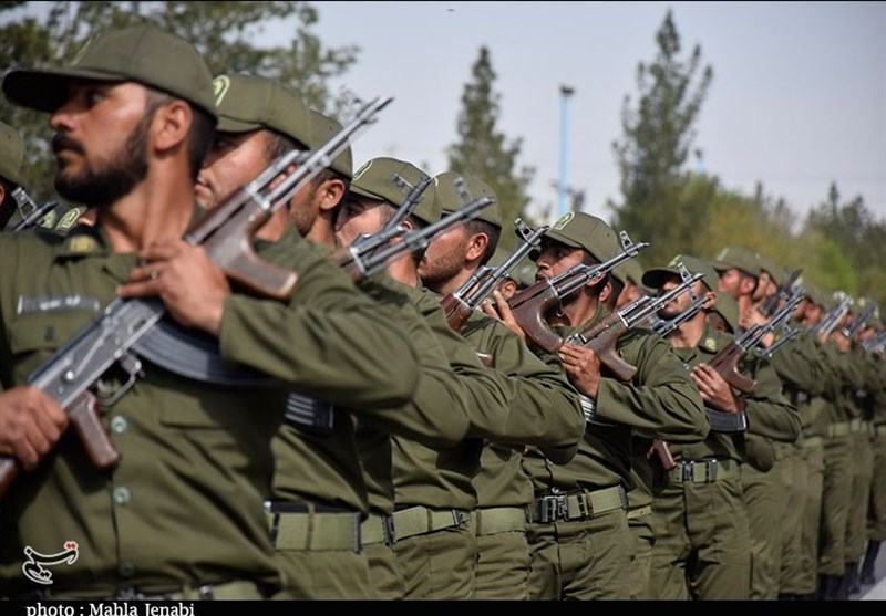 رژه نیروهای مسلح به مناسبت روز ارتش در کرمان به روایت تصویر