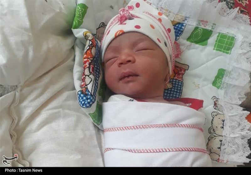خوزستان| تولد نوزاد سیل‌زده با کمک خادمین هیئت روضةالزهرا(ع) دزفول در آهودشت