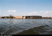 در پی حادثه سیل اخیر در مناطق مختلف استان خوزستان و افزایش دبی سد های این استان، بسیاری از زمین های کشاورزی و روستاهای حاشیه رود کرخه که از سد کرخه منشا می‌گیرد به زیر آب رفتند.