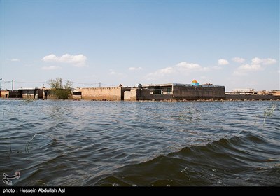 در پی حادثه سیل اخیر در مناطق مختلف استان خوزستان و افزایش دبی سد های این استان، بسیاری از زمین های کشاورزی و روستاهای حاشیه رود کرخه که از سد کرخه منشا می‌گیرد به زیر آب رفتند.