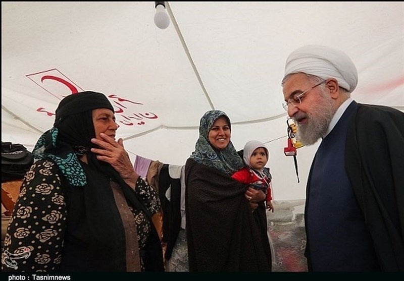 روحانی از اردوگاه سیل زدگان در ورزشگاه تختی اهواز بازدید کرد