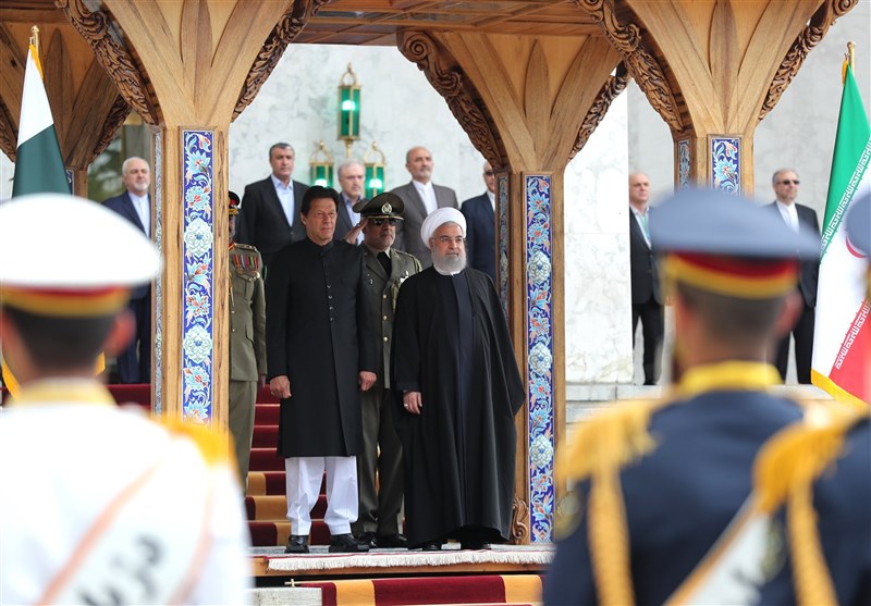 وزیر اعظم عمران خان دو روزہ سرکاری دورے پر تہران پہنچ گئے
